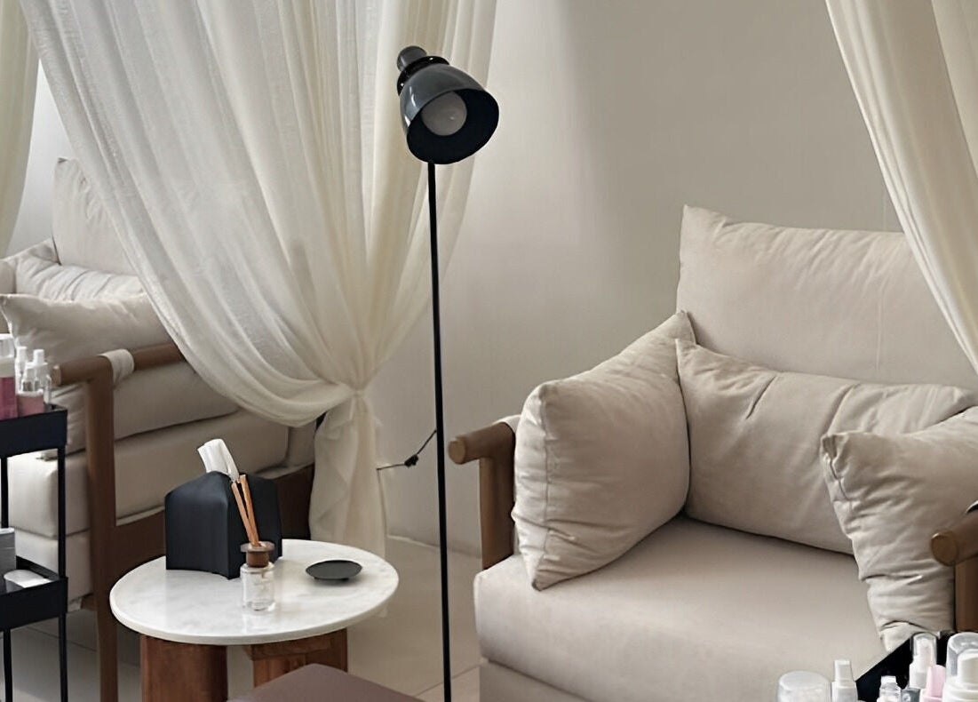 Relaxing lounge at Nola Head Spa and Salon, Riyadh, Riyadh Province, SA with plush seating and soft lighting.