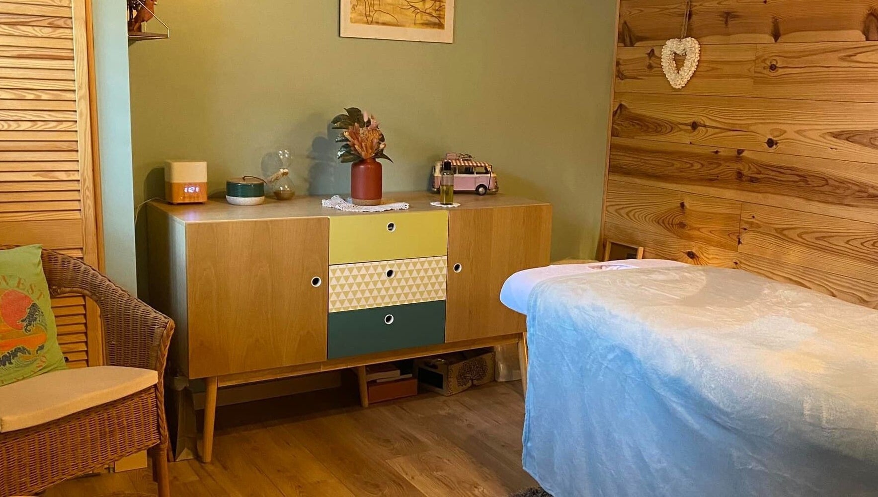 Salle de soin relaxante à Au Chalet Zen, Bonson, Auvergne-rhône-alpes, FR, avec décorations boisées apaisantes.