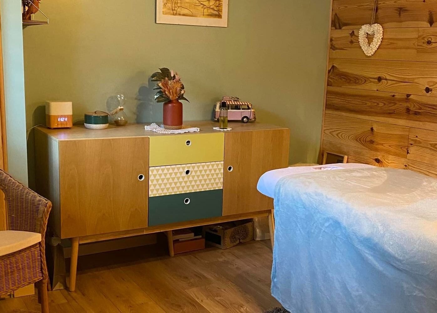 Salle de soin relaxante à Au Chalet Zen, Bonson, Auvergne-rhône-alpes, FR, avec décorations boisées apaisantes.