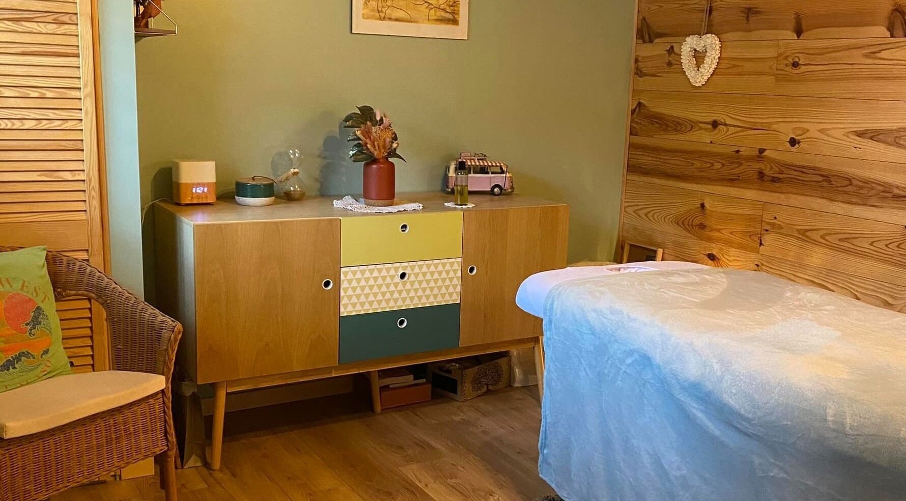 Salle de soin relaxante à Au Chalet Zen, Bonson, Auvergne-rhône-alpes, FR, avec décorations boisées apaisantes.