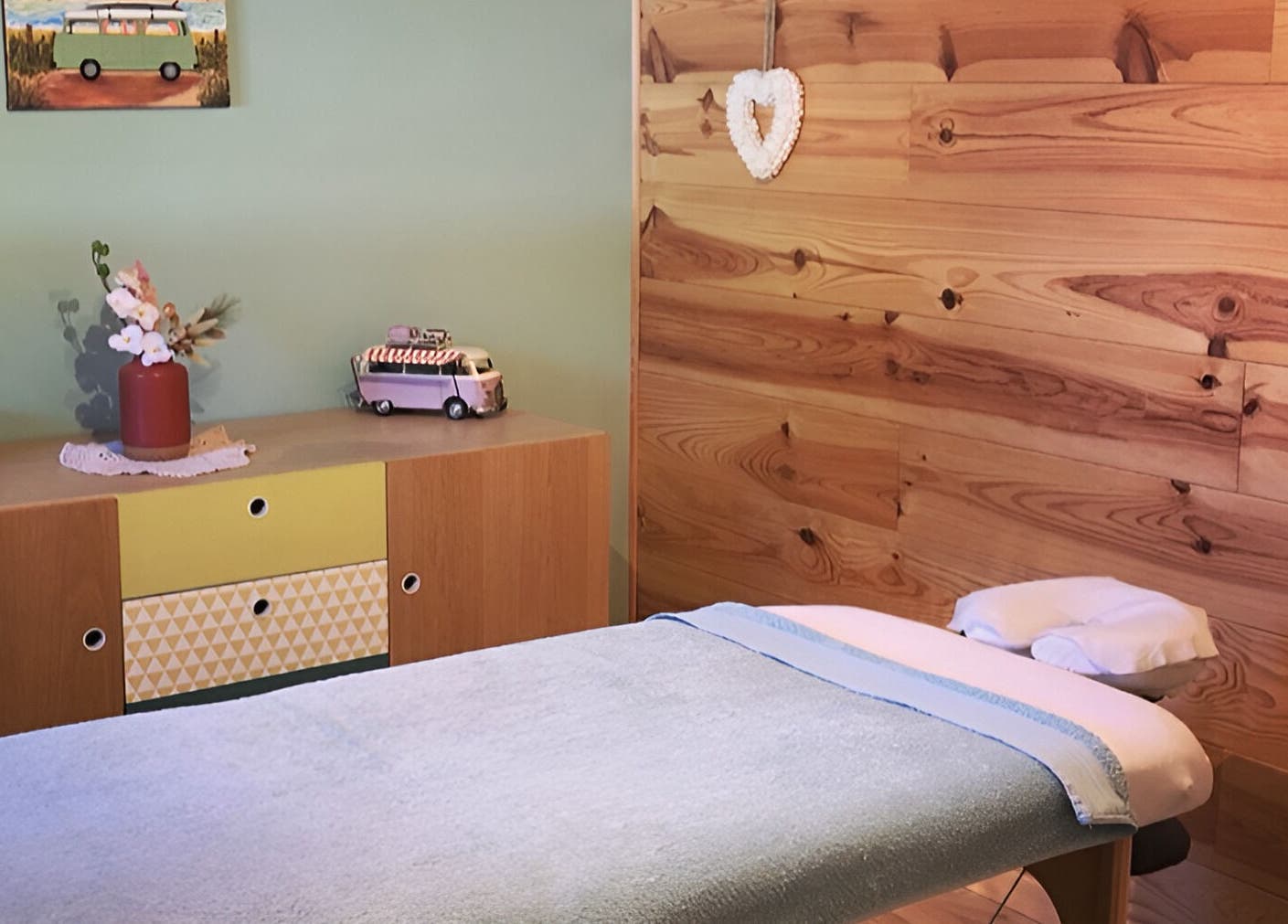 Salle de massage paisible chez Au Chalet Zen à Bonson, Auvergne-rhône-alpes, FR avec déco naturelle.