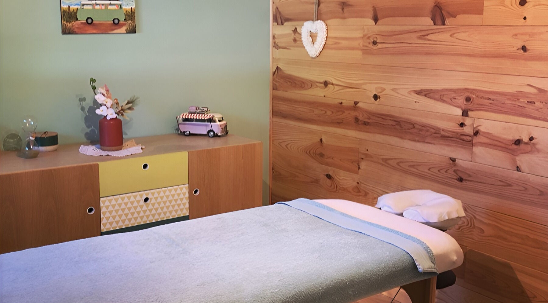 Salle de massage paisible chez Au Chalet Zen à Bonson, Auvergne-rhône-alpes, FR avec déco naturelle.