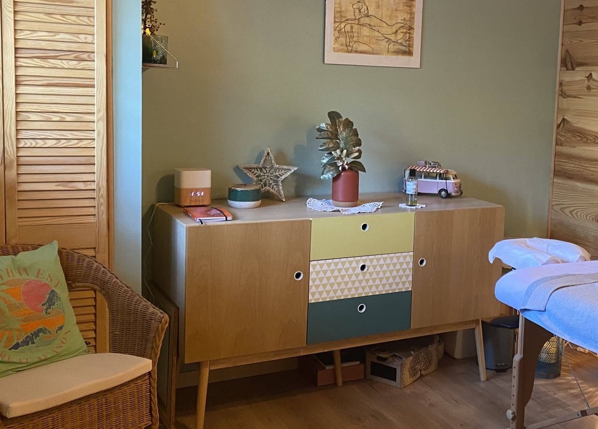 Charmante salle de soins chez Au Chalet Zen à Bonson, Auvergne-rhône-alpes, FR avec déco apaisante.