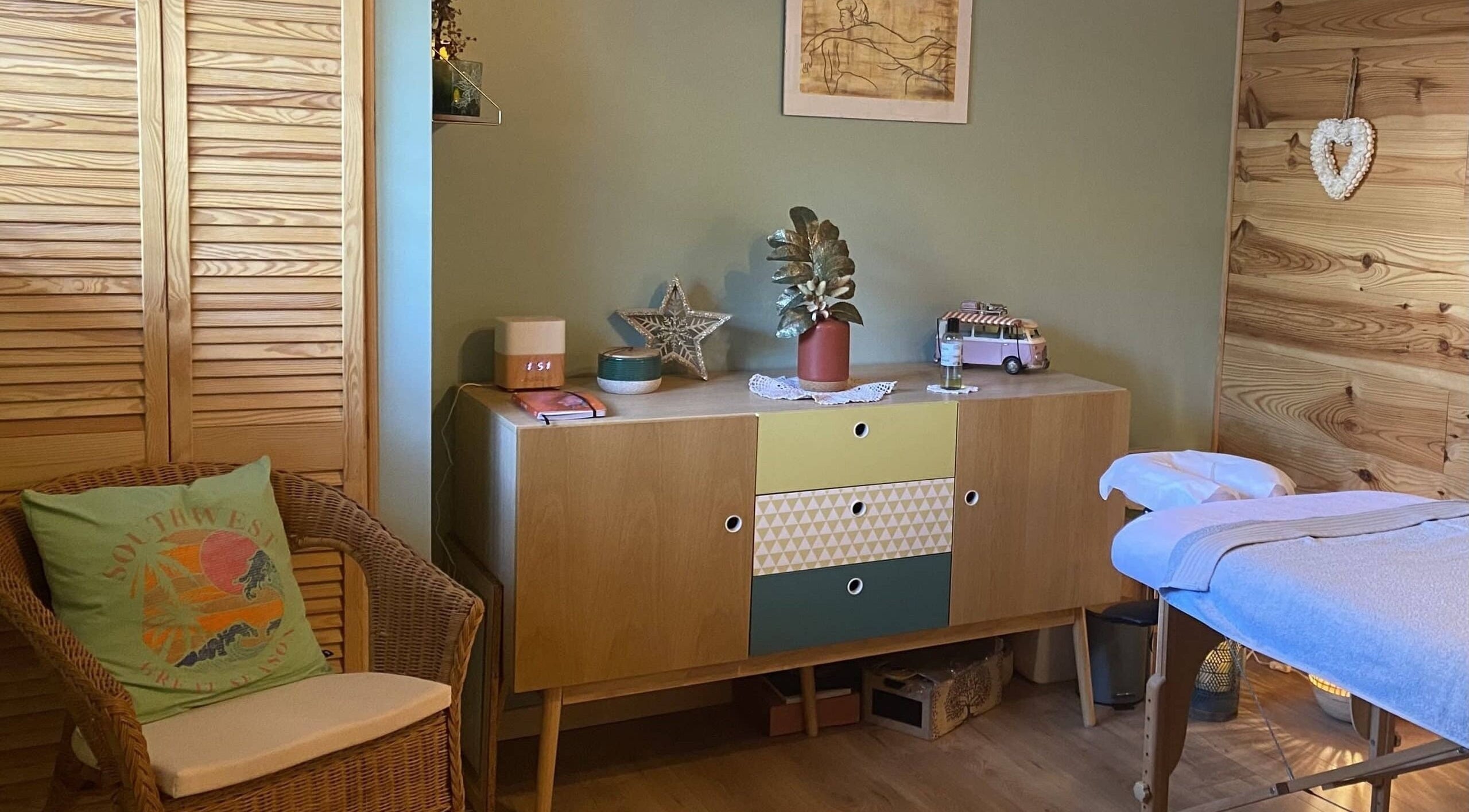 Charmante salle de soins chez Au Chalet Zen à Bonson, Auvergne-rhône-alpes, FR avec déco apaisante.