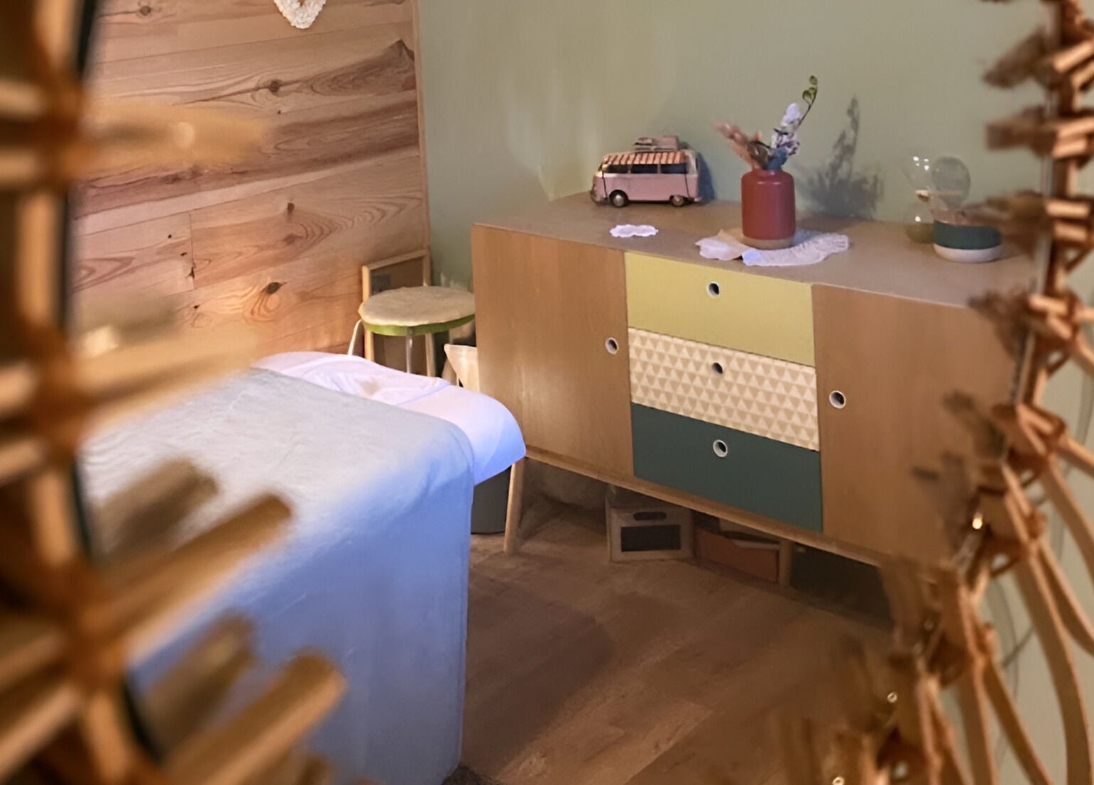 Salle de massage chaleureuse à Au Chalet Zen, Bonson, Auvergne-rhône-alpes, FR, avec décoration en bois.