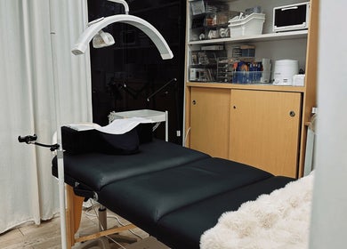 Relaxing treatment room at HIME STUDIO / He Mēi “姫” in Singapore, SG with a cozy massage bed and warm lighting.