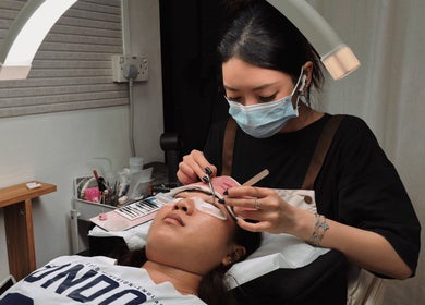 Technique at HIME STUDIO / He Mēi “姫” in Singapore, SG. Aesthetician applying eyelash extensions with precision.