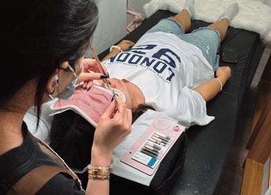 Lash extension treatment at HIME STUDIO / He Mēi “姫” in Singapore, SG, enhancing eye beauty.
