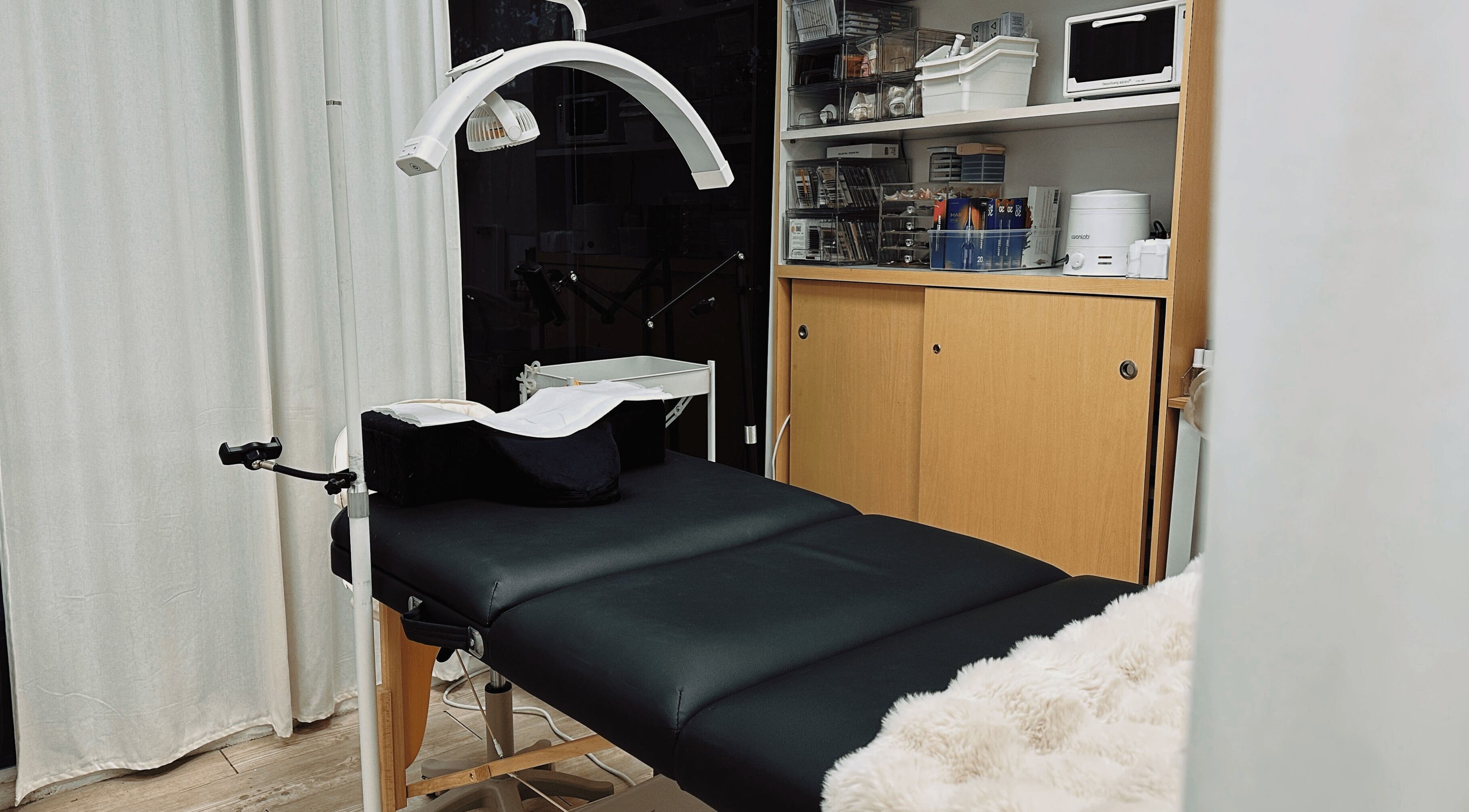 Calm treatment bed at Hime Studio / He Mēi “姫” in Singapore, SG with soft lighting and modern decor.