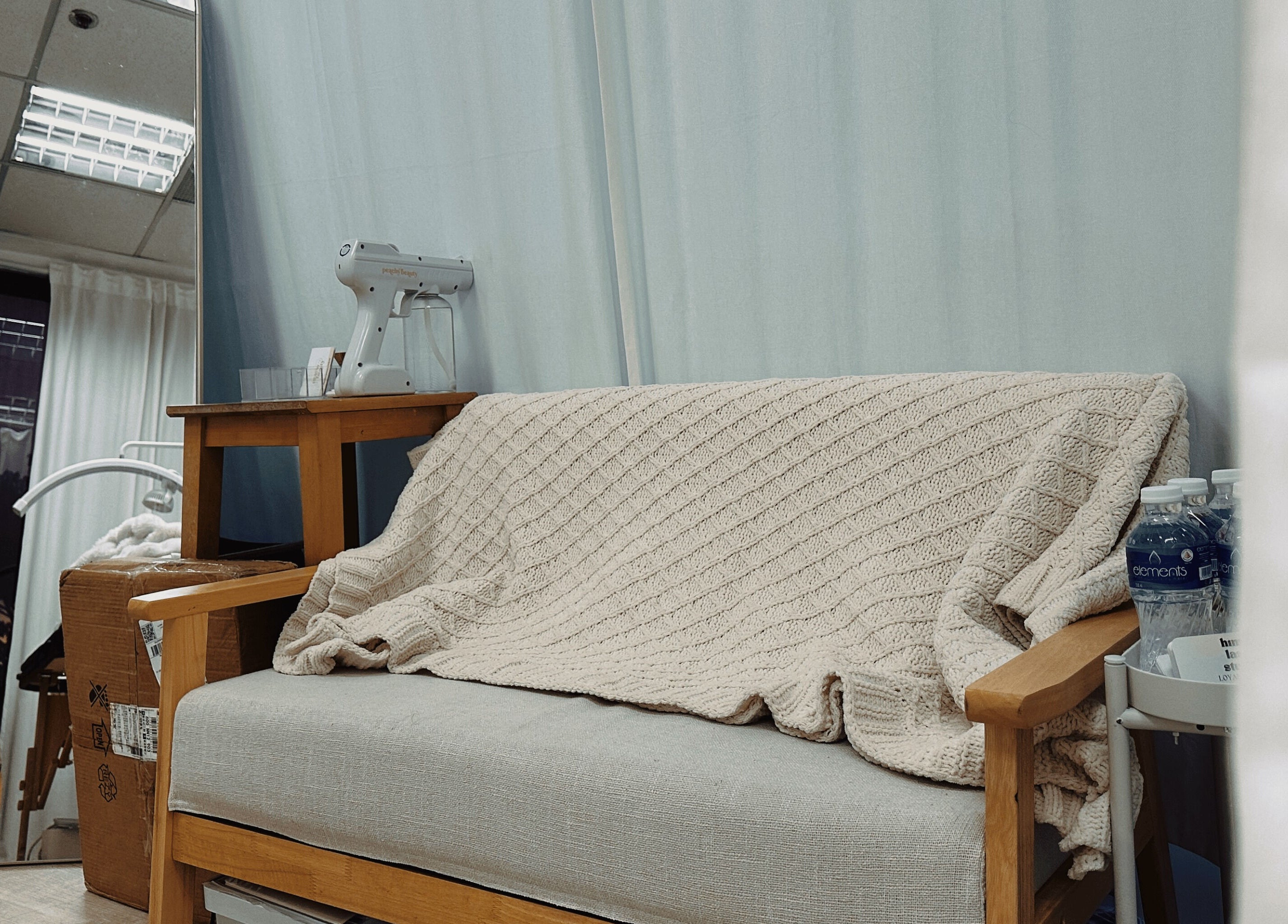 Comfortable seating area at Hime Studio in Singapore, SG, featuring a cozy knitted throw blanket.