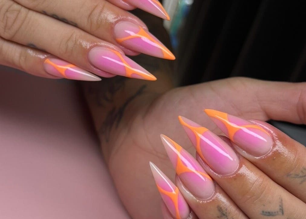 Stijlvolle, kleurrijke nagels bij Dary, Kortrijk, Vlaams Gewest, BE voor een verfijnde uitstraling.