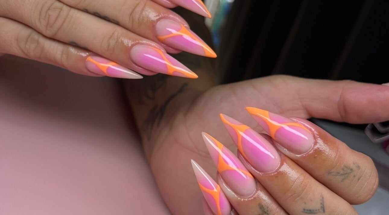 Stijlvolle, kleurrijke nagels bij Dary, Kortrijk, Vlaams Gewest, BE voor een verfijnde uitstraling.