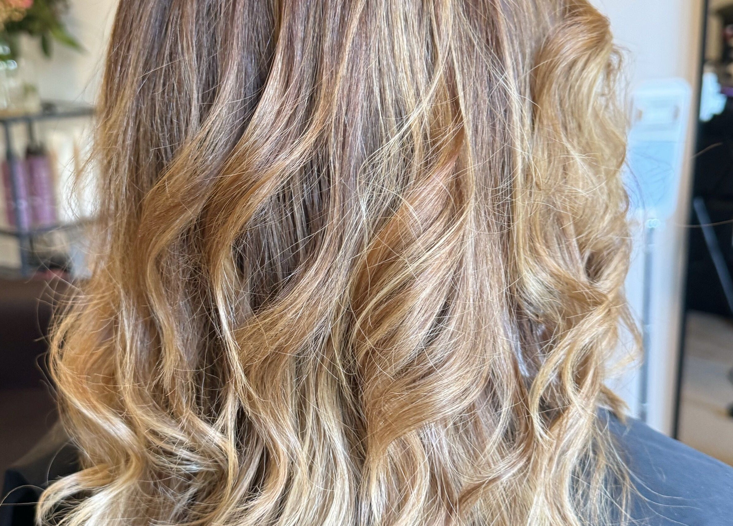 Mooie blonde krullen gestyled bij Dary in Kortrijk, Vlaams Gewest, BE