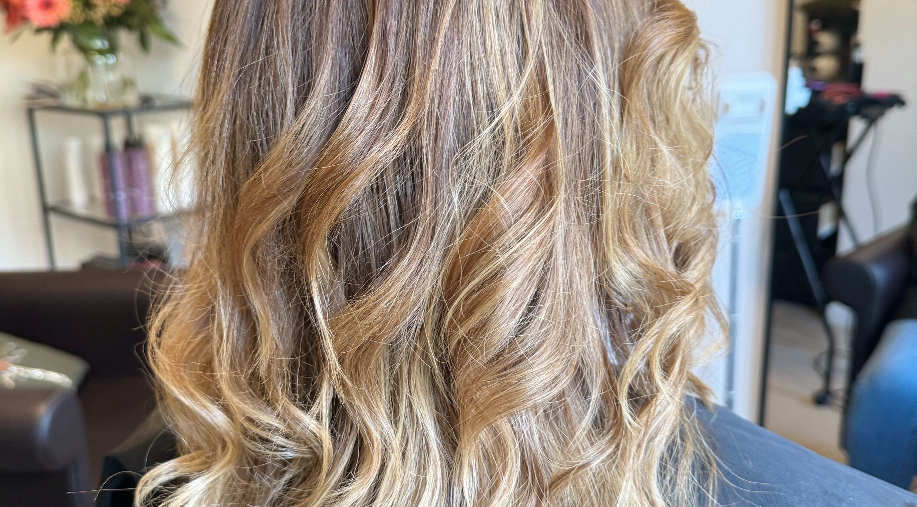 Mooie blonde krullen gestyled bij Dary in Kortrijk, Vlaams Gewest, BE