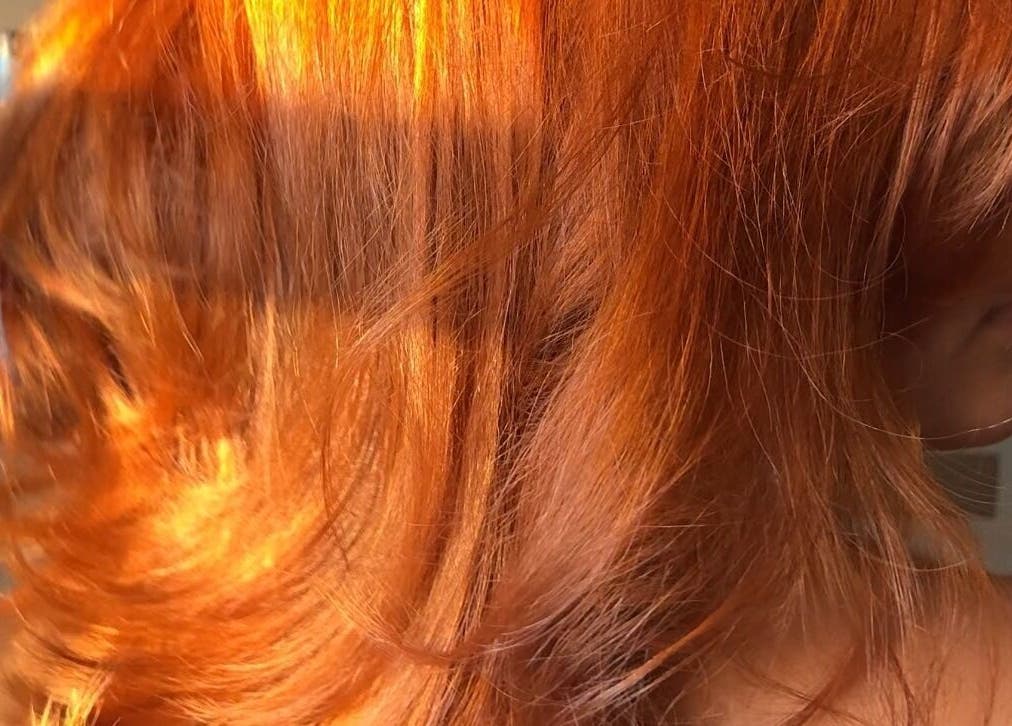 Vurige koperkleurige lokken bij Dary in Kortrijk, Vlaams Gewest, BE. Perfecte haarkleuring en styling.