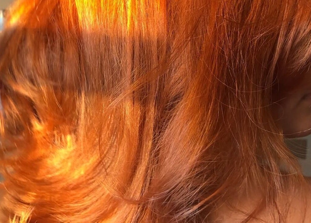 Vurige koperkleurige lokken bij Dary in Kortrijk, Vlaams Gewest, BE. Perfecte haarkleuring en styling.