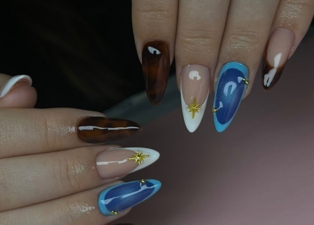 Creatieve nageldesigns bij Dary in Kortrijk, Vlaams Gewest, BE. Verschillende kleuren en patronen.