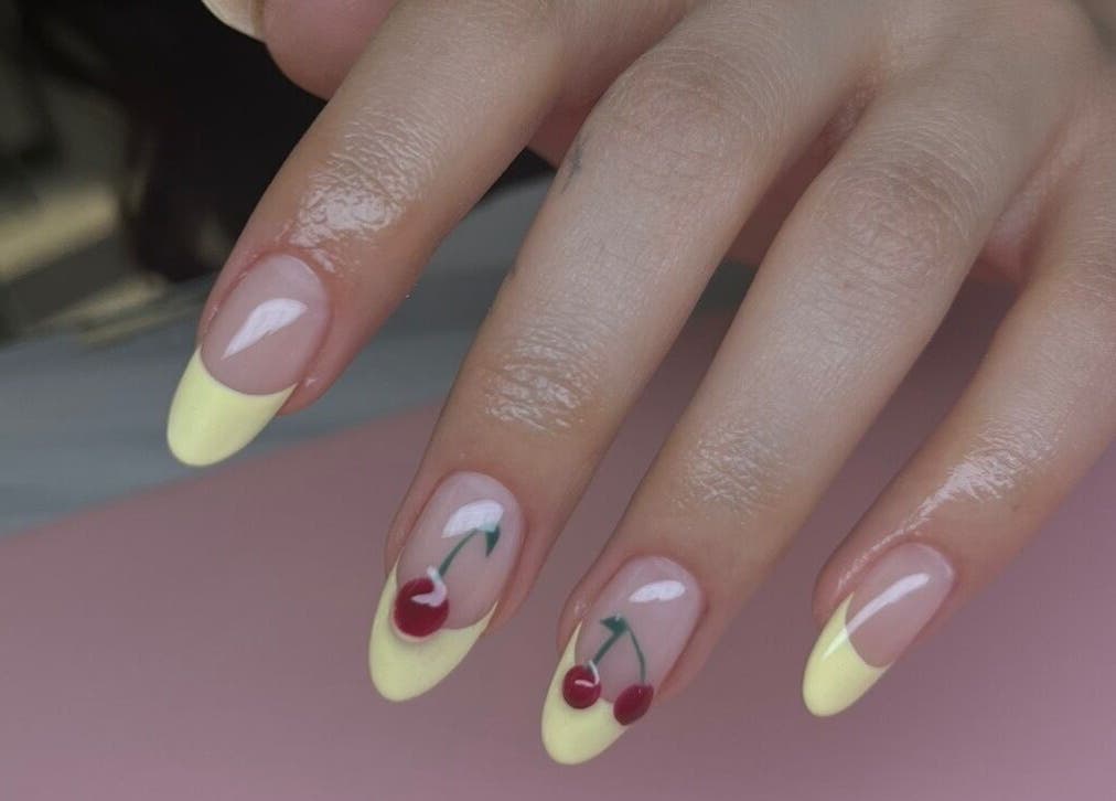 Stijlvolle nagels met kersontwerp en gele punt bij Dary in Kortrijk, Vlaams Gewest, BE.