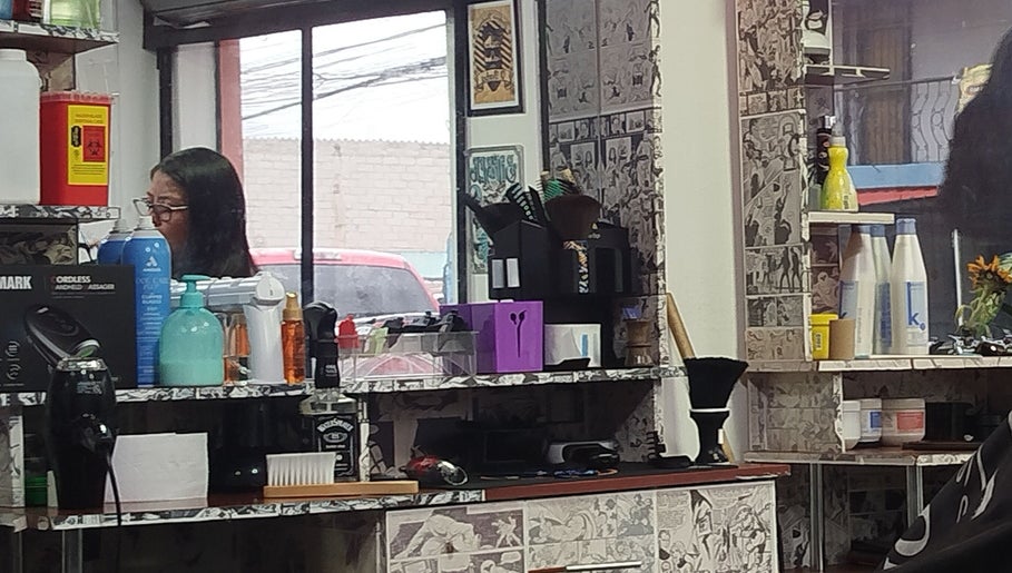 Interior de Solo Machos Barber Shop en Quito, Pichincha, EC, mostrando productos de cuidado y decoración única.