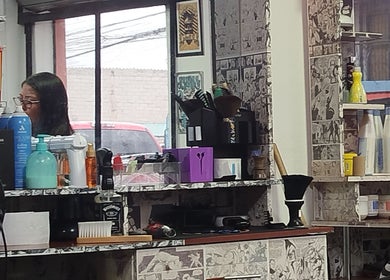 Interior de Solo Machos Barber Shop en Quito, Pichincha, EC, mostrando productos de cuidado y decoración única.