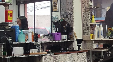 Interior de Solo Machos Barber Shop en Quito, Pichincha, EC, mostrando productos de cuidado y decoración única.