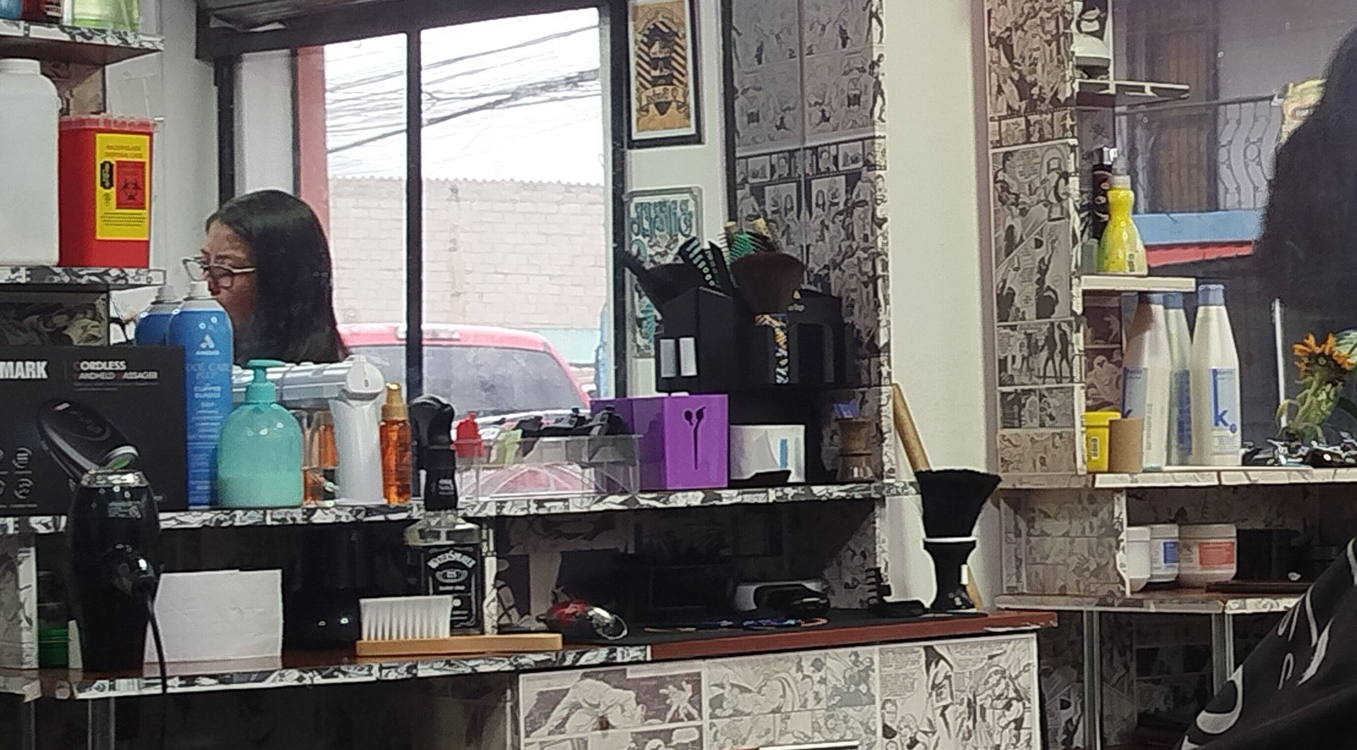 Interior de Solo Machos Barber Shop en Quito, Pichincha, EC, mostrando productos de cuidado y decoración única.