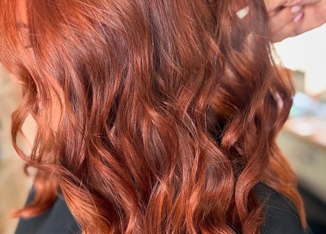 Estilo de rizos cobrizos en Ivoncareina Stylist, Villamartín, España, ES, destacando brillo y textura vibrante.