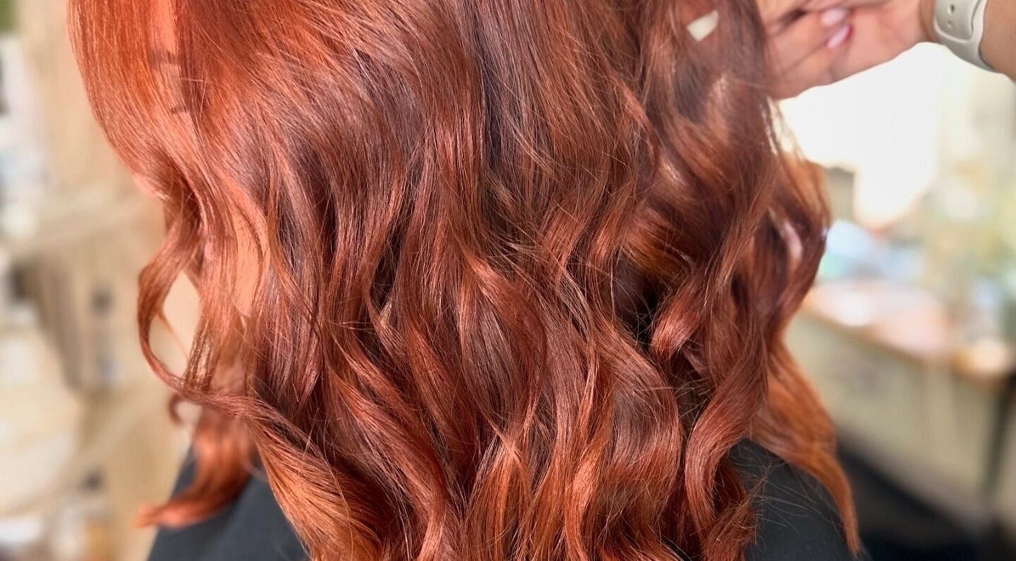 Estilo de rizos cobrizos en Ivoncareina Stylist, Villamartín, España, ES, destacando brillo y textura vibrante.