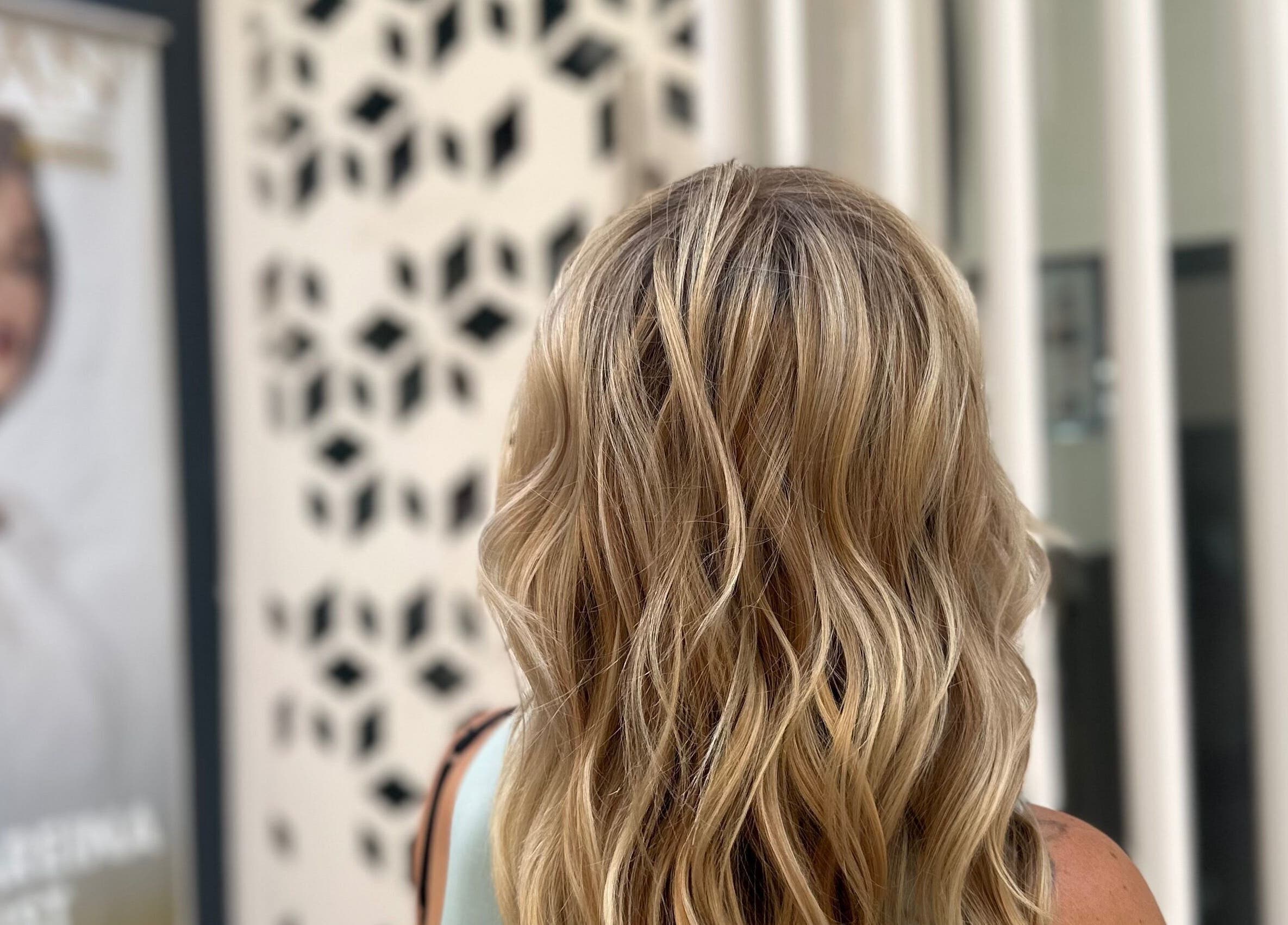 Cabello dorado con ondas en Ivoncareina Stylist, Villamartín, España, ES.