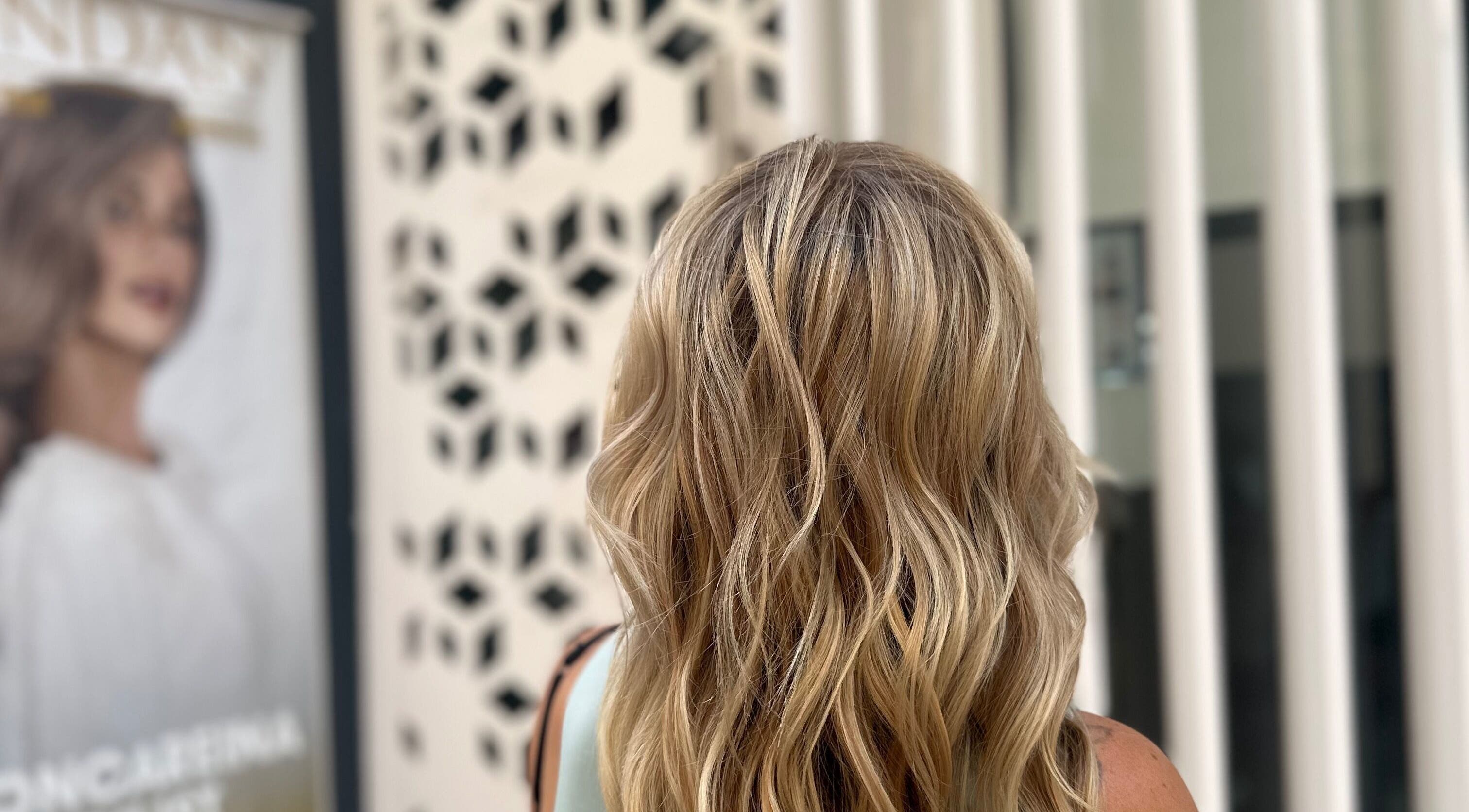 Cabello dorado con ondas en Ivoncareina Stylist, Villamartín, España, ES.