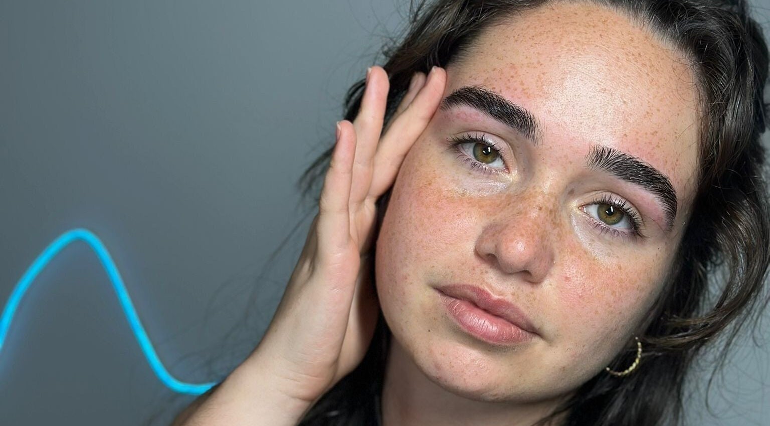 Rosto com sobrancelhas bem delineadas em Kassya Kemilly Beauty and Tattoo, Linda-a-velha, Lisboa, PT.