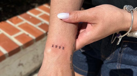 Tatuagem de 1993 no pulso em Kassya Kemilly Beauty and Tattoo, Linda-a-velha, Lisboa, PT.