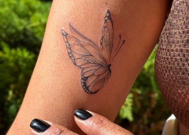 Tatuagem delicada de borboleta em Kassya Kemilly Beauty and Tattoo, Linda-a-velha, Lisboa, PT.