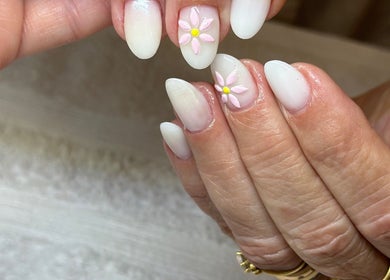 Manicure com flores em Kassya Kemilly Beauty e tattoo, Linda-a-velha, Lisboa, PT.