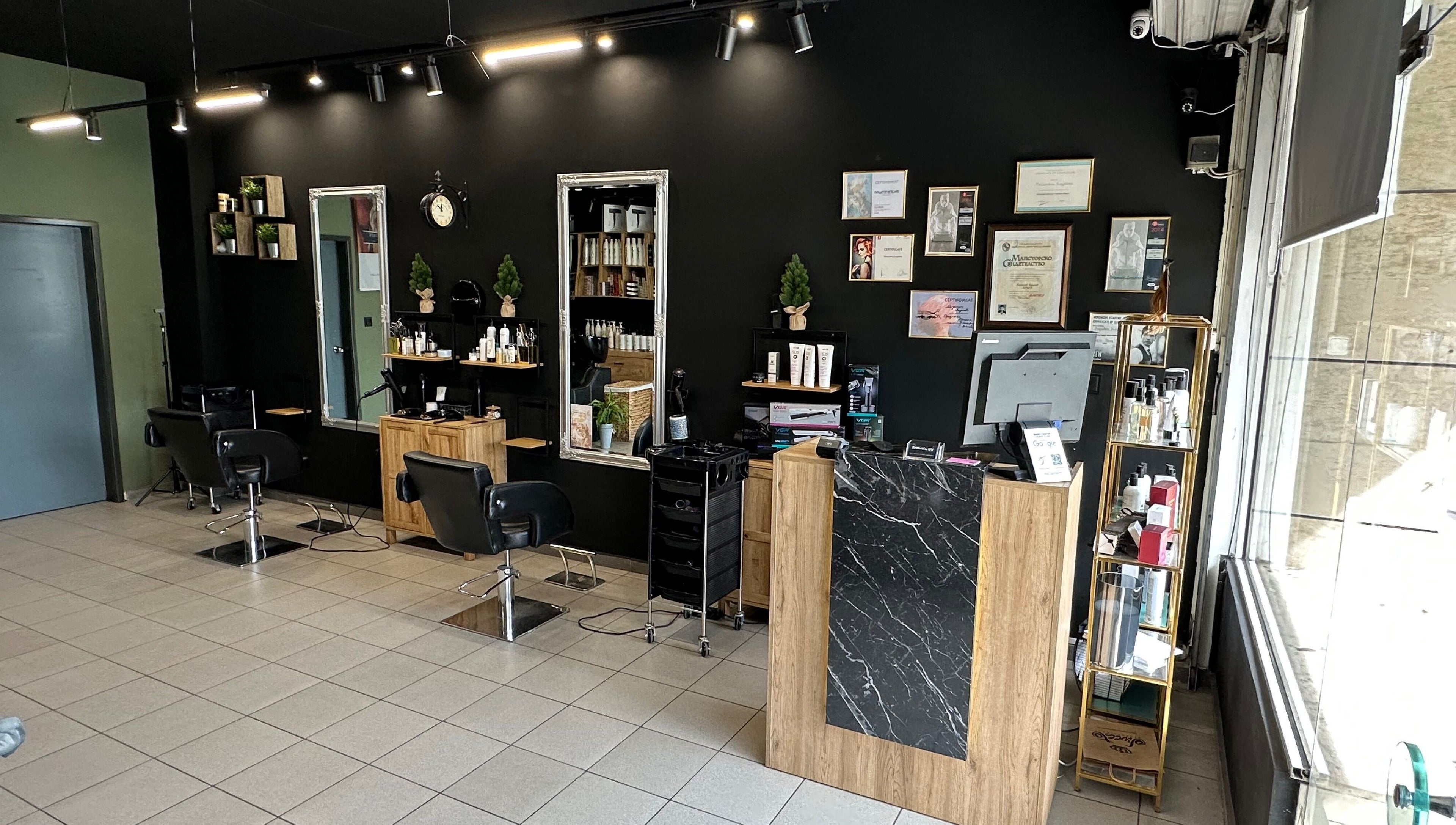 Интериор на салон Brillare by BM, София, Област София, BG с модерни столове и продукти.