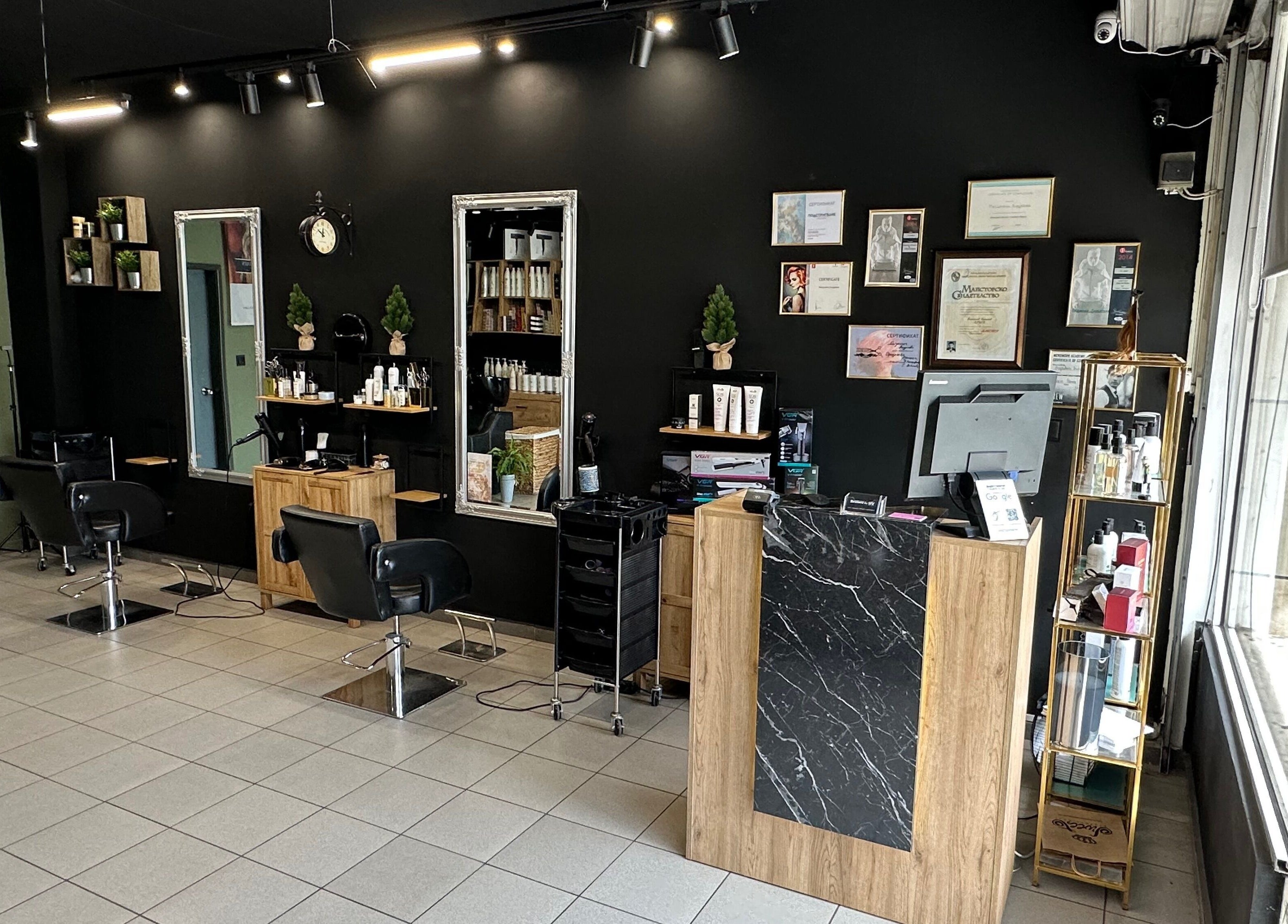 Интериор на салон Brillare by BM, София, Област София, BG с модерни столове и продукти.