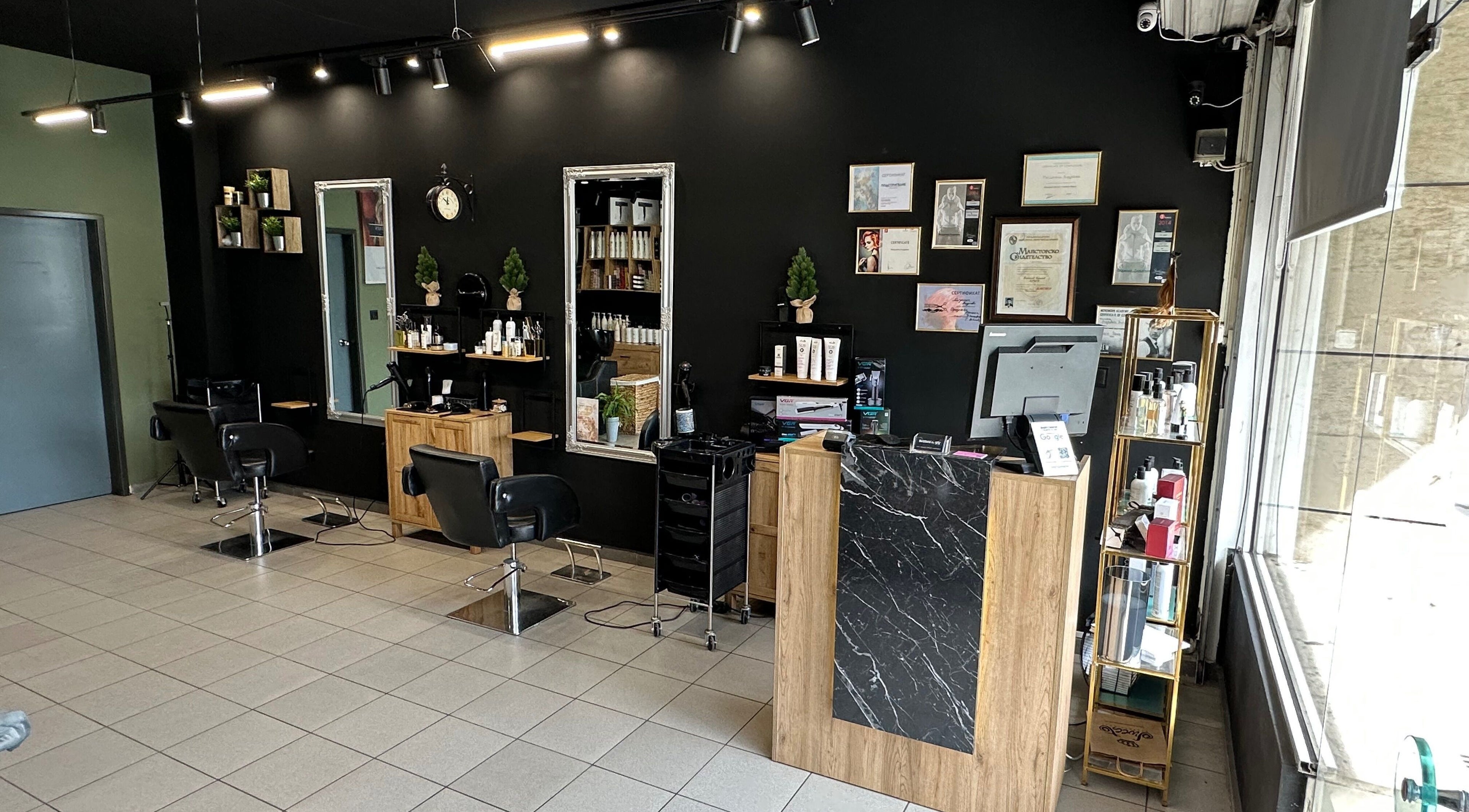 Интериор на салон Brillare by BM, София, Област София, BG с модерни столове и продукти.