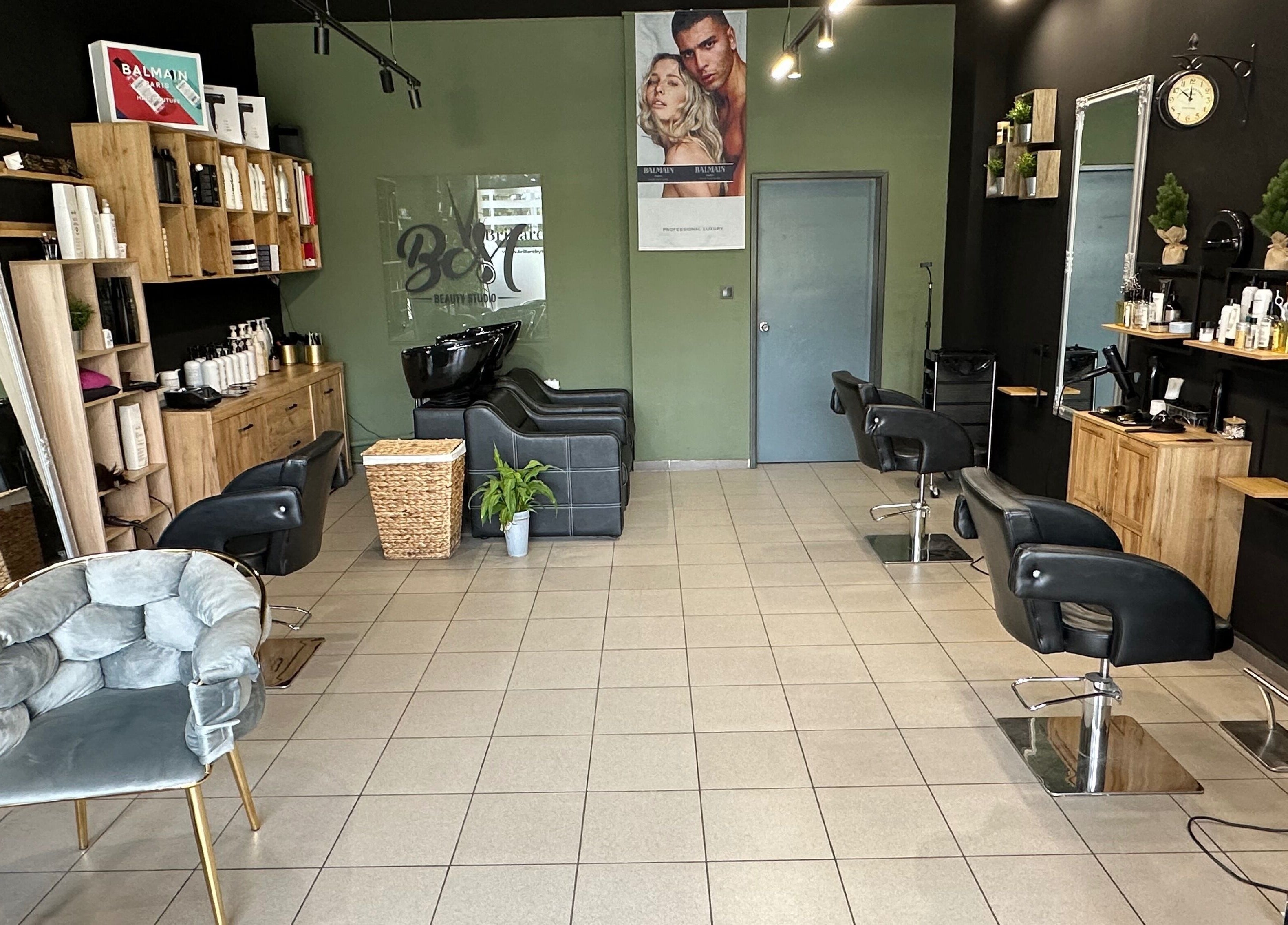 Стилен салон Brillare by BM в София, Област София, BG, с модерни столове и продукти.