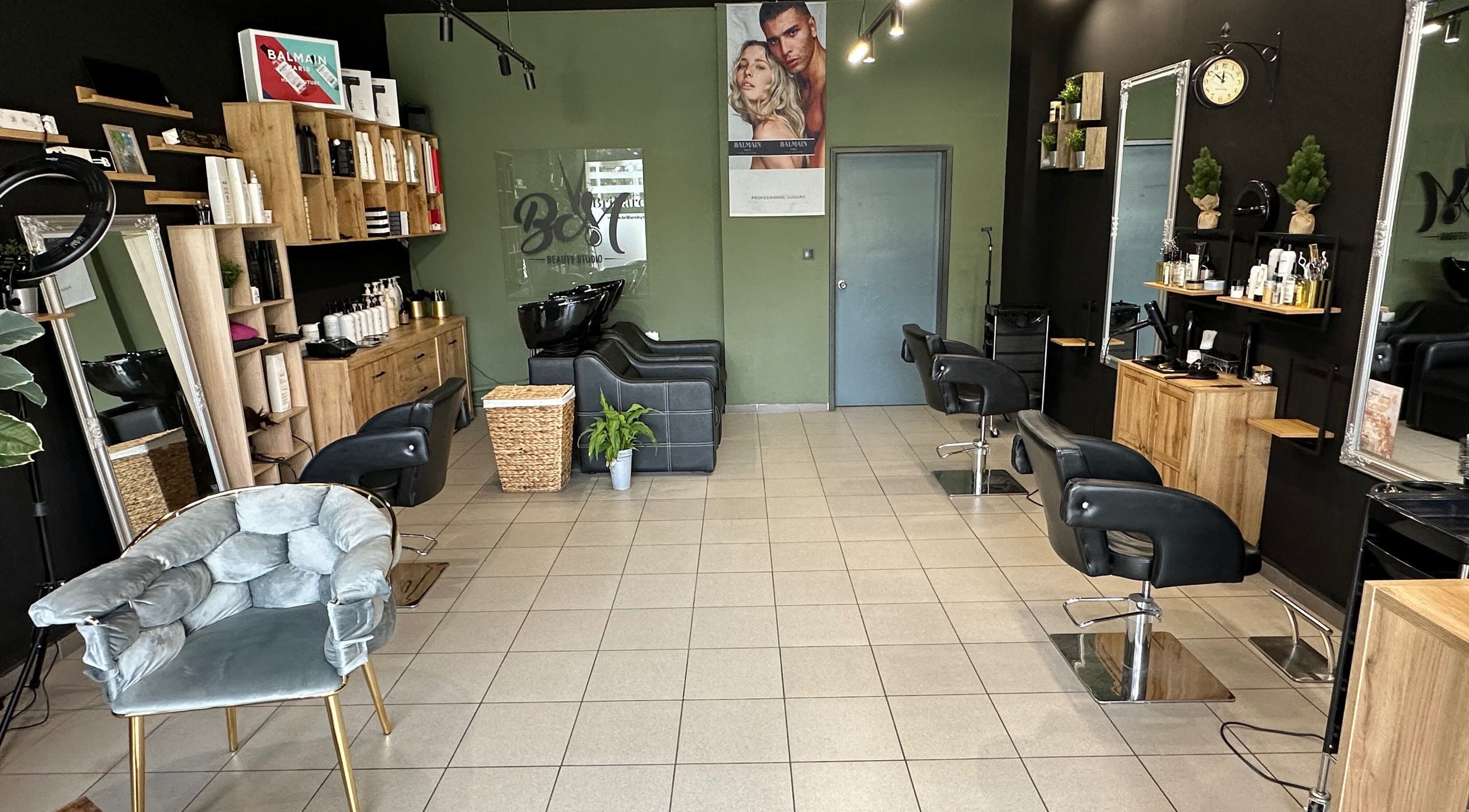 Стилен салон Brillare by BM в София, Област София, BG, с модерни столове и продукти.