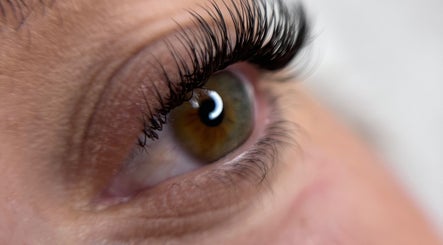 Sublime extension de cils réalisée à Maison Loéa, Crans, Auvergne-rhône-alpes, FR.