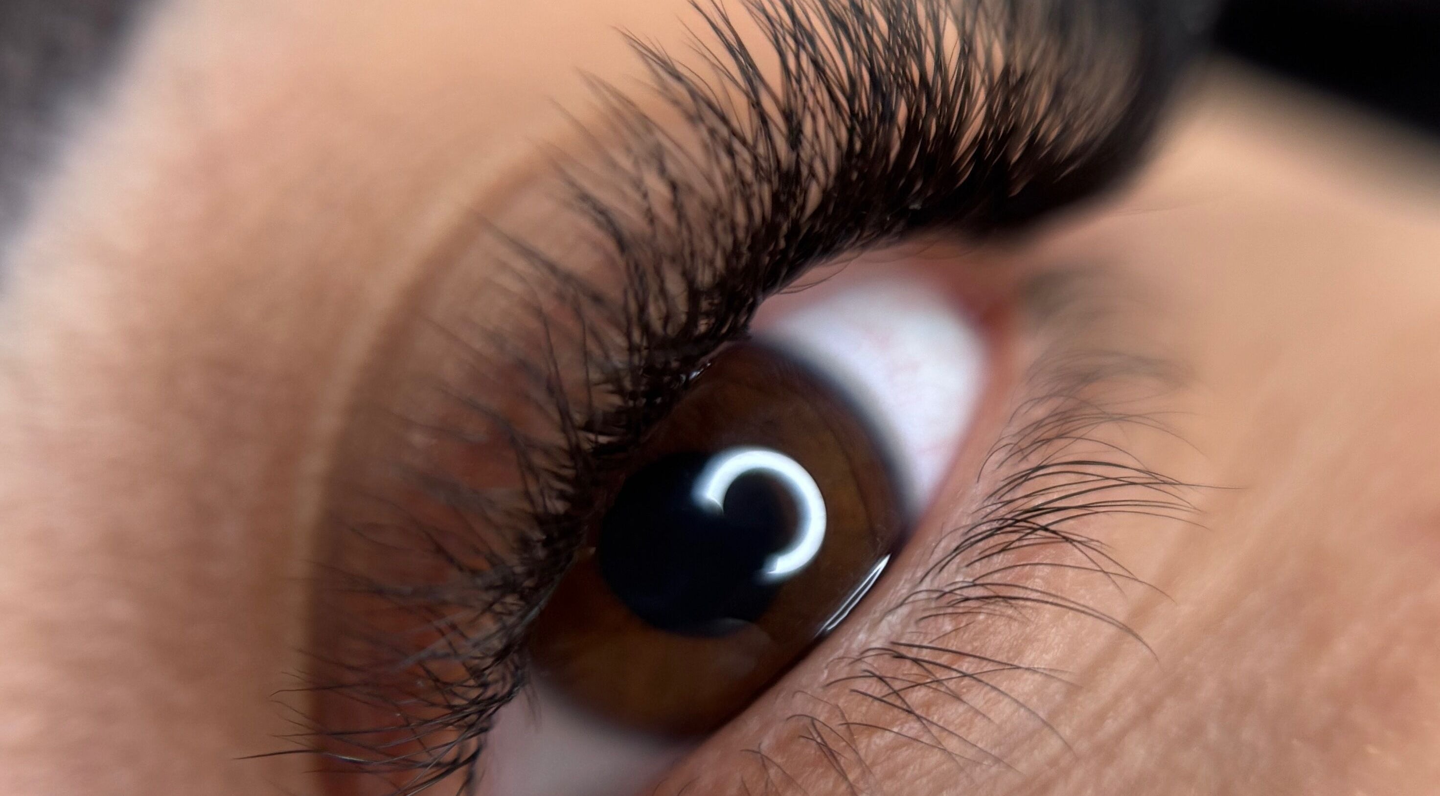 Un gros plan d'un œil avec des cils longs chez Maison Loéa, Crans, Auvergne-rhône-alpes, FR.