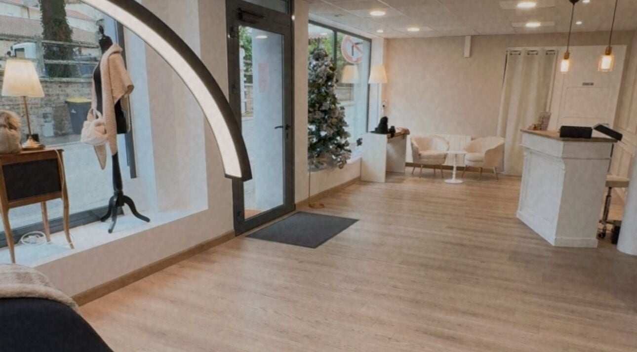 Entrée élégante de Maison Loéa à Chalamont, Auvergne-Rhône-Alpes, FR, avec un décor moderne lumineux.