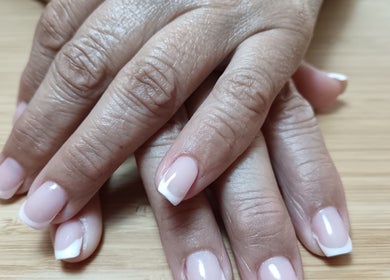 Unhas francesas tratadas em Mr beleza e bem estar, Oeiras, Lisboa, PT destacando estilo e cuidados.