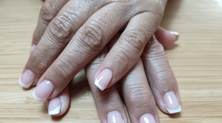 Unhas francesas perfeitas no Mr beleza e bem estar em Oeiras, Lisboa, PT.