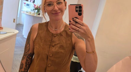 Thirteen Roses • Piercing by Danielle, Broxburn, Scotland, GB welcoming interior and mirror reflection.