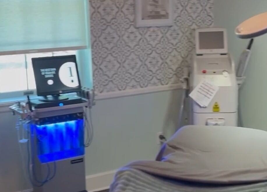 Relaxing treatment room at The Skin Institute, Ocean Springs, Mississippi with modern equipment and soothing decor.
