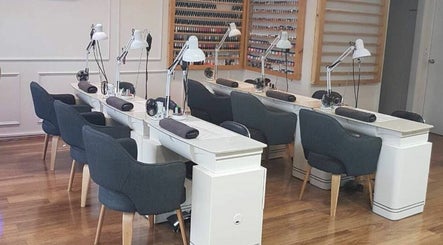 DeBest Nails and Footspa