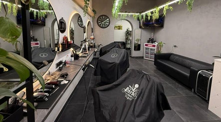 Elegáns Mensalon belső tér Budapest, Magyarország, HU címen, modern berendezéssel és zöld dekorációval.