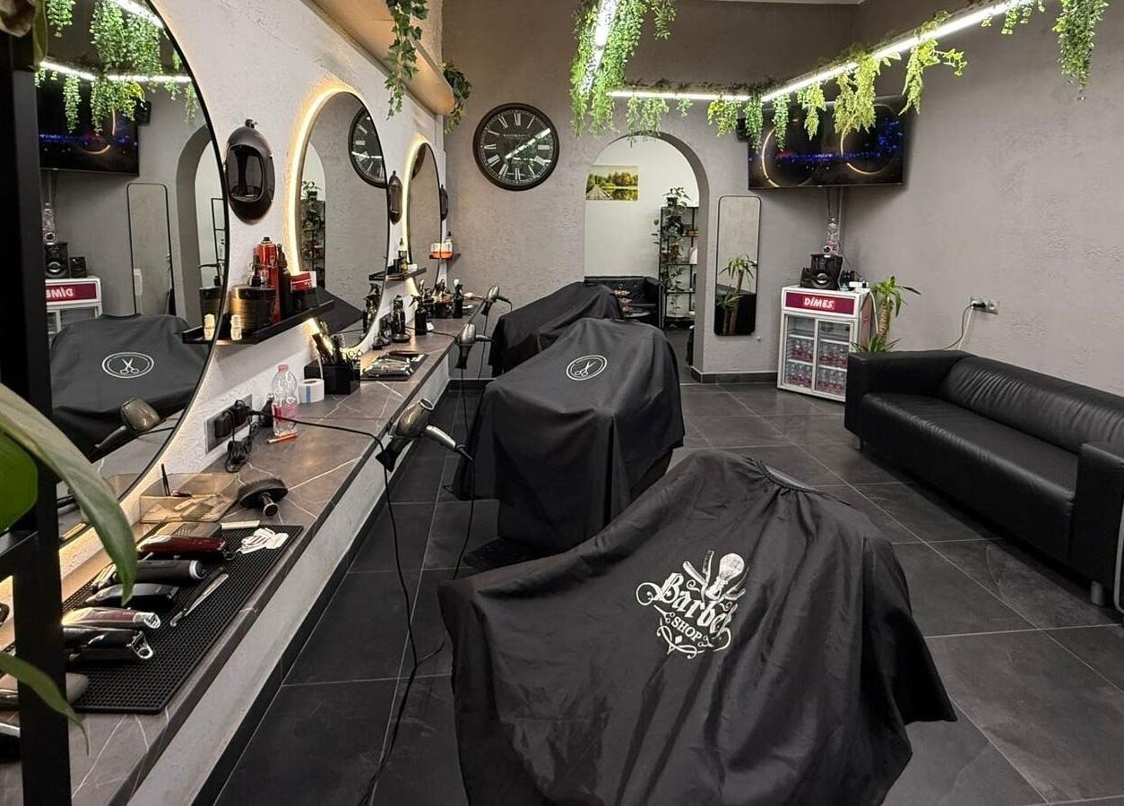 Modern berendezés a Mensalonban, Budapest, Magyar, HU. Elegáns fekete bútorok és díszes tükrök.