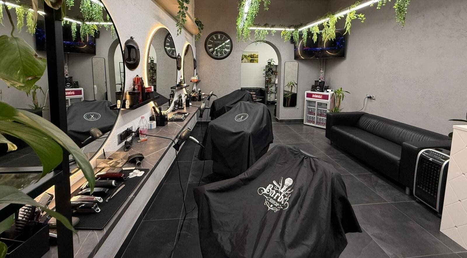 Modern berendezés a Mensalonban, Budapest, Magyar, HU. Elegáns fekete bútorok és díszes tükrök.